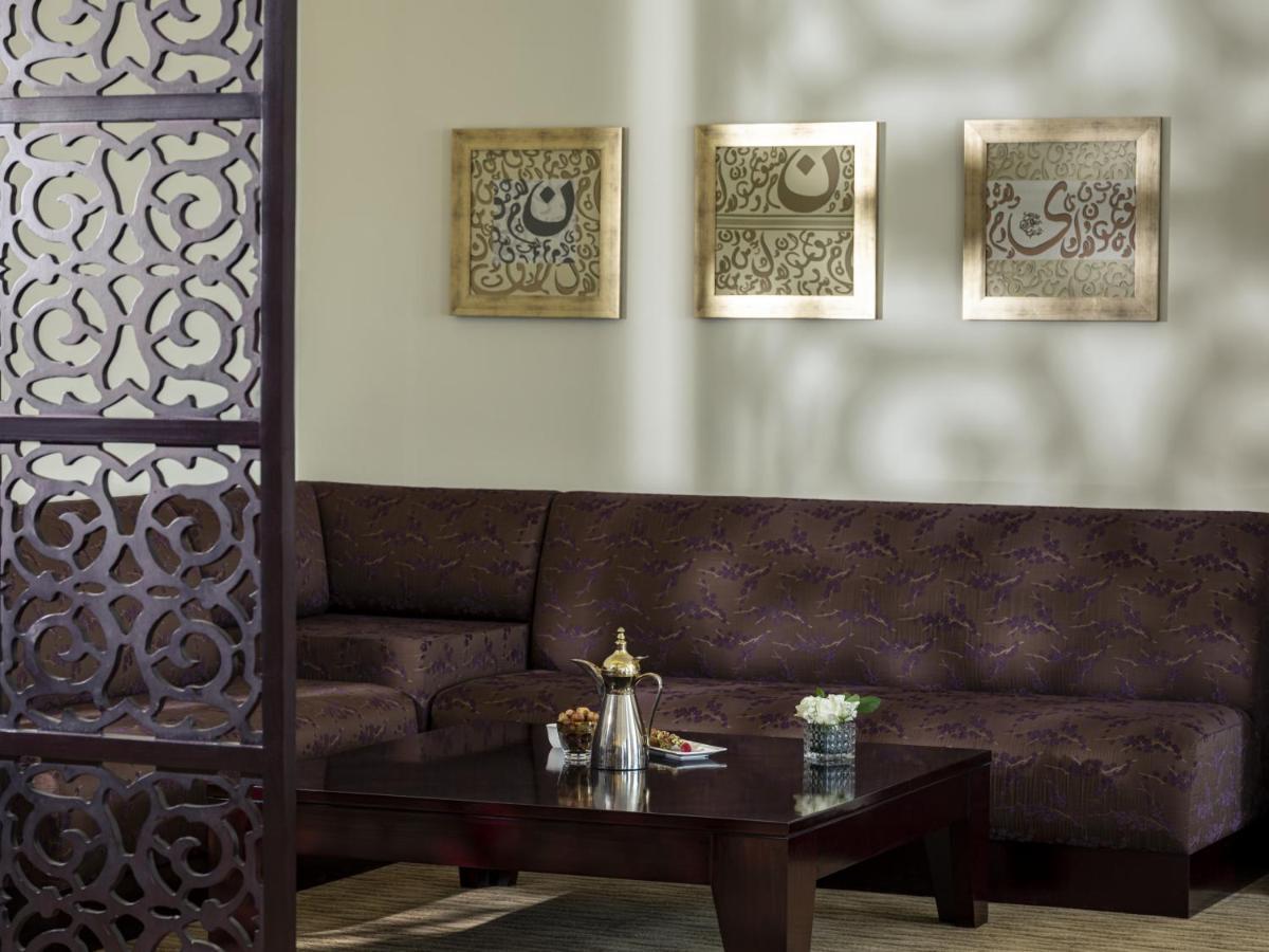 麦地那瑞享酒店 外观 照片 A room at the Jumeirah Jumeirah Hotel