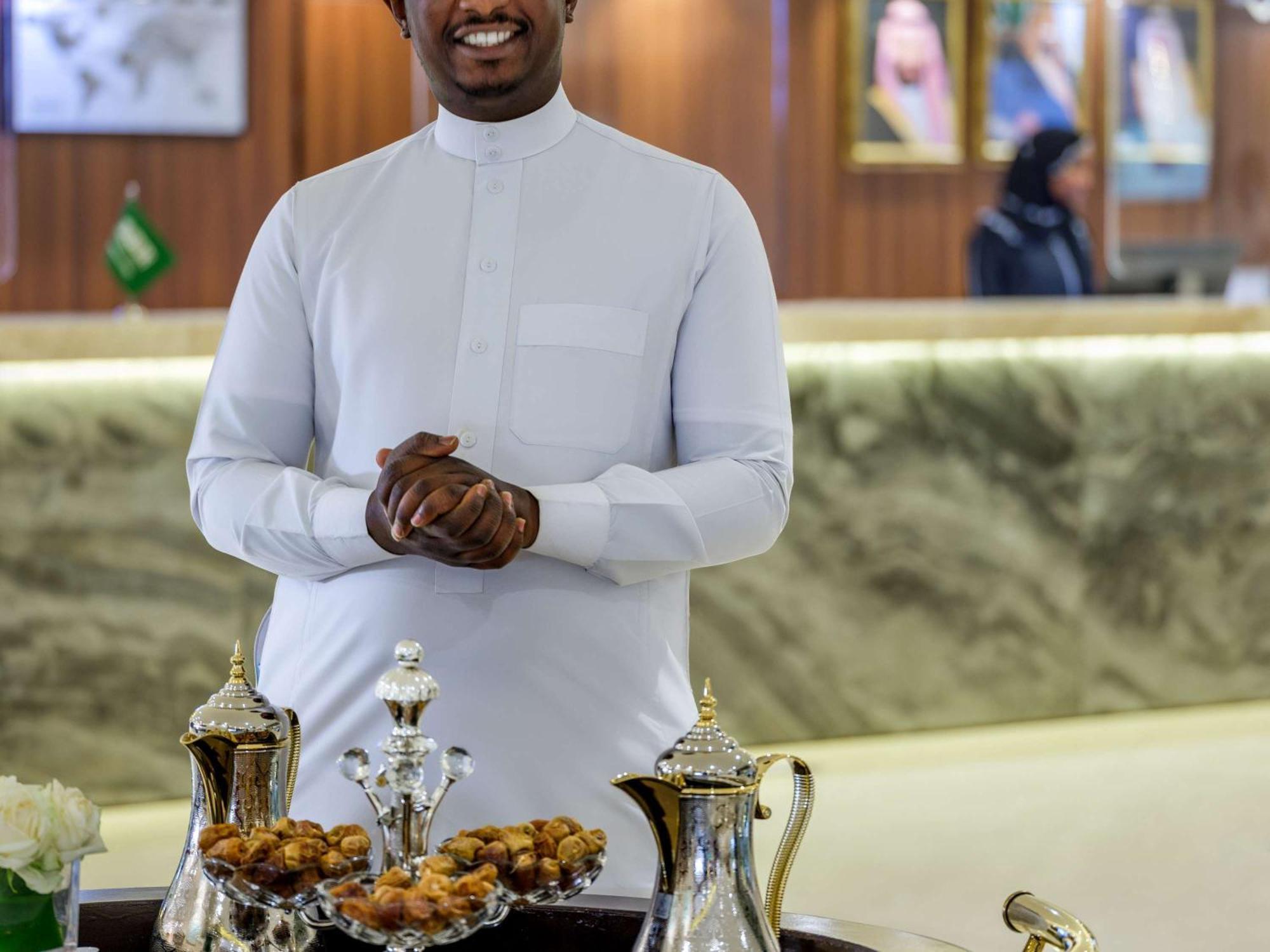 麦地那瑞享酒店 外观 照片 A man wearing a thobe.