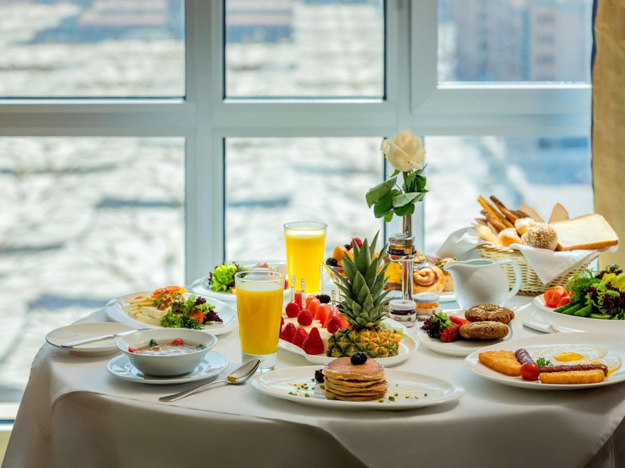 麦地那瑞享酒店 外观 照片 Breakfast buffet at the hotel