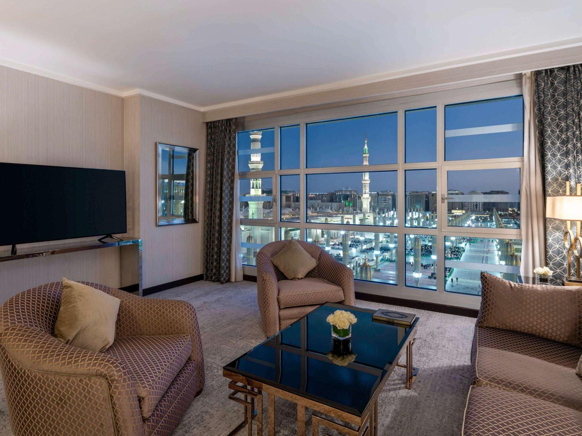 麦地那瑞享酒店 外观 照片 A view of the Mecca from a suite at the Ritz-Carlton Riyadh