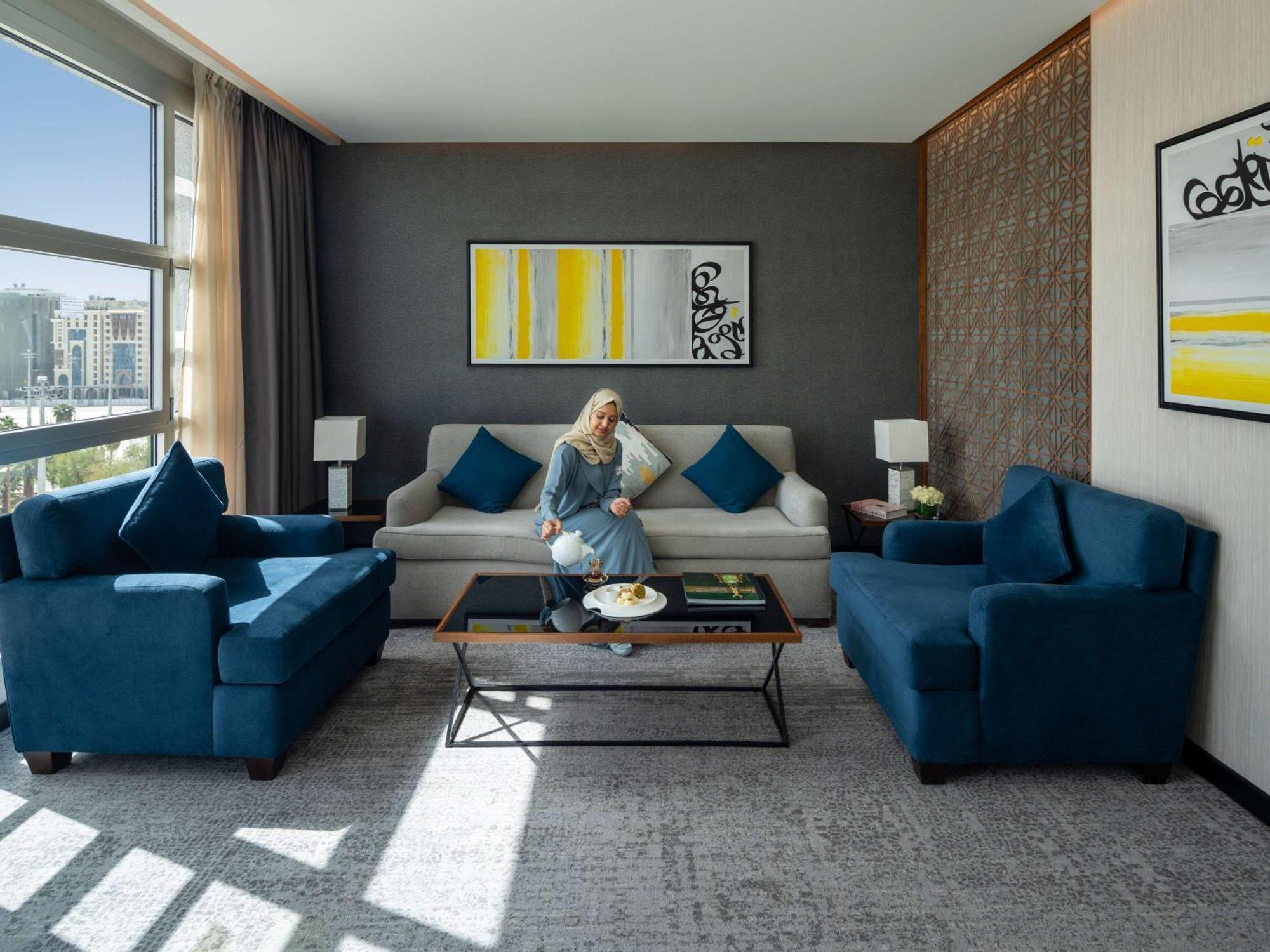 麦地那瑞享酒店 外观 照片 A guest enjoys breakfast in a suite at the Jumeirah Jumeirah