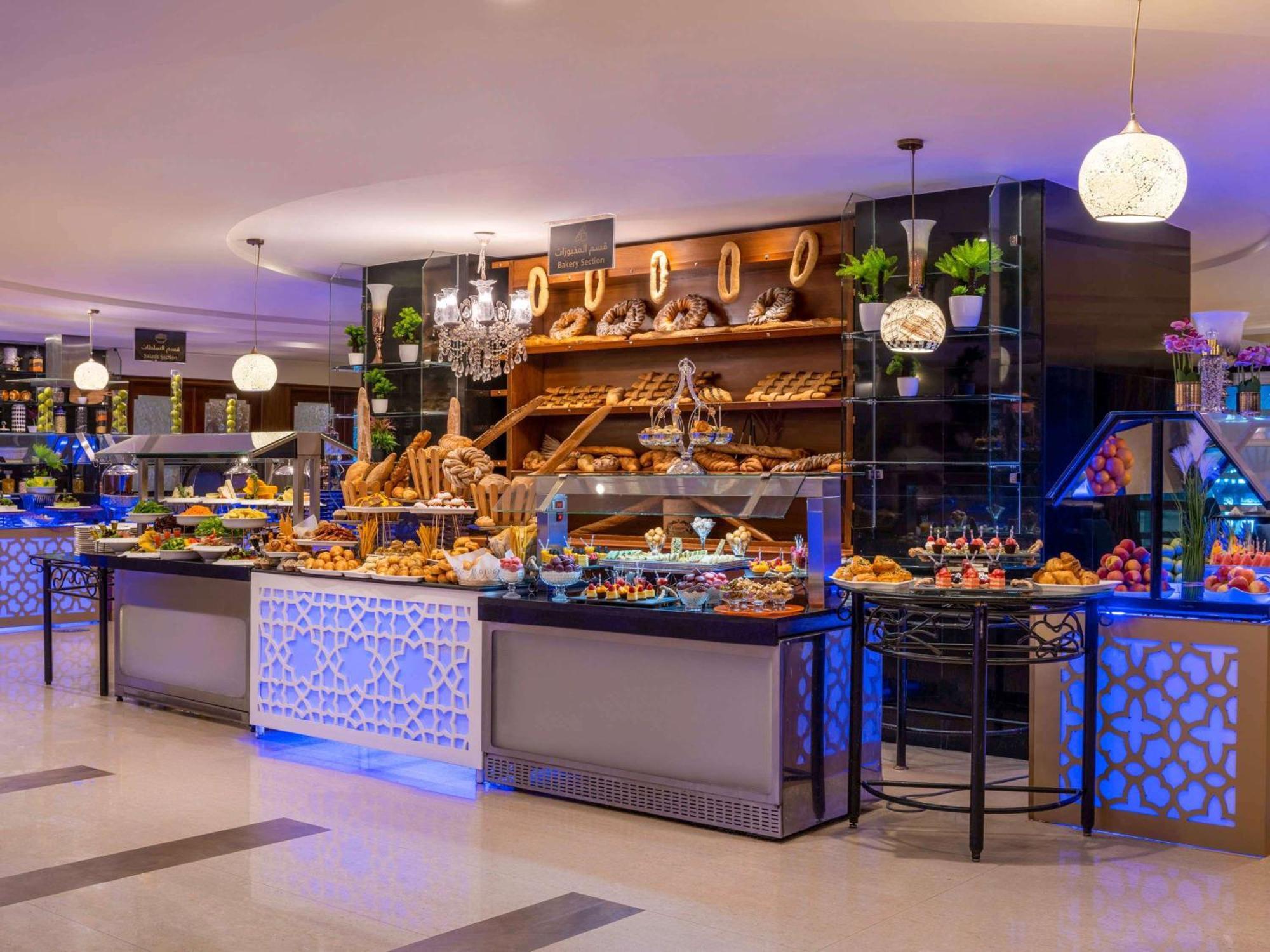麦地那瑞享酒店 外观 照片 The hotel's breakfast buffet